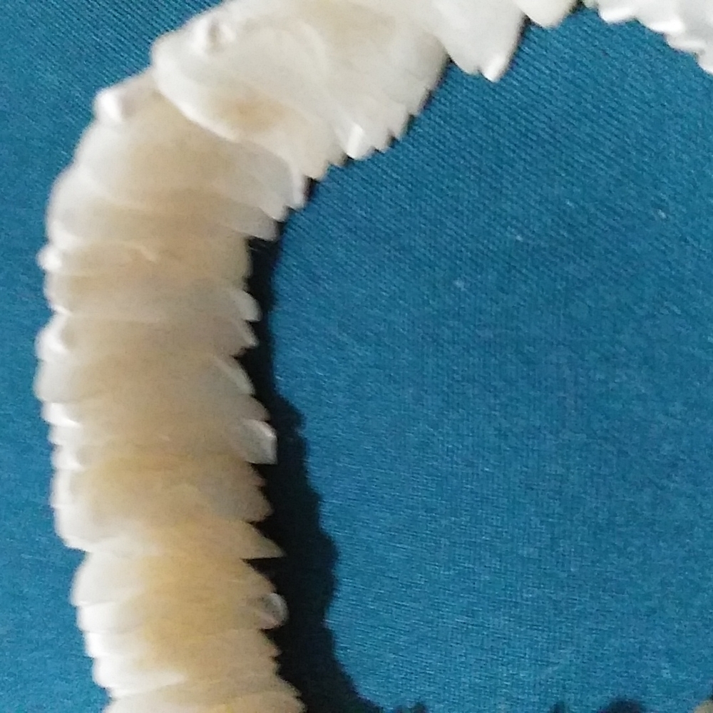 White Shell bracelet - Picture 2 of 3